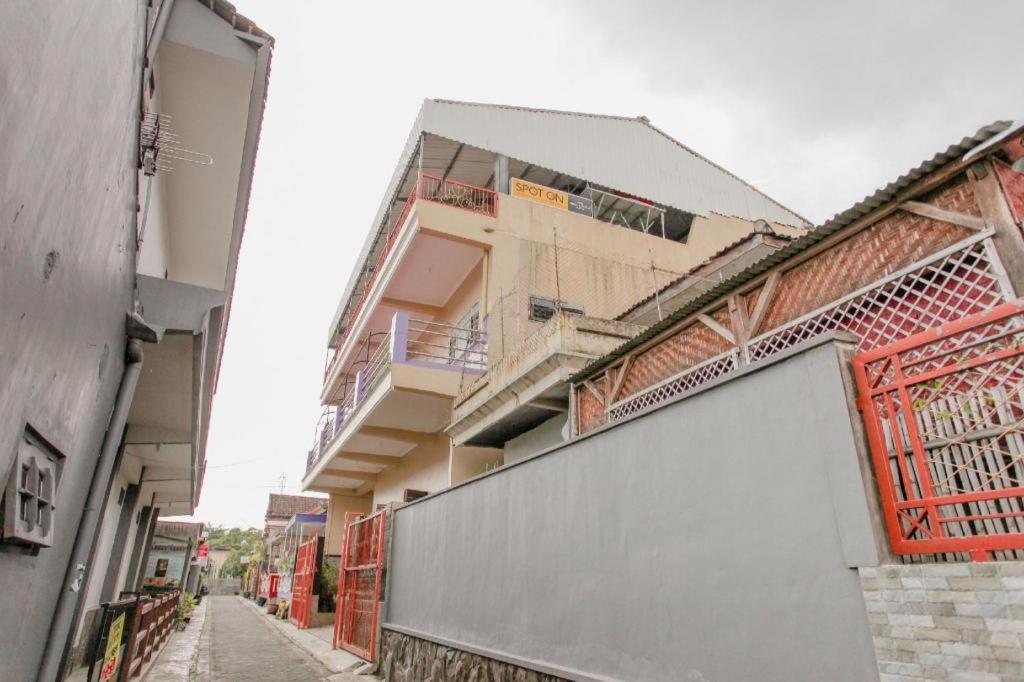Hotel SPOT ON 1870 Graha Batu Mulia Exterior foto